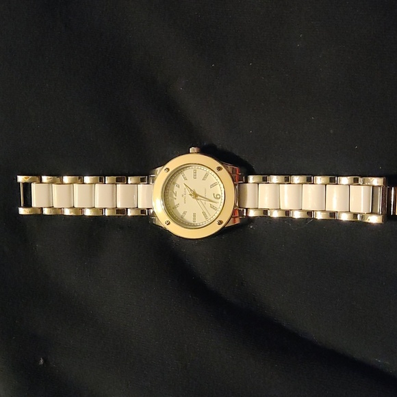 6 and 1/2 in white Anne Klein watch - Picture 1 of 3
